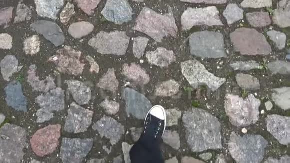 走在鹅卵石路上穿着平底鞋视频的预览图