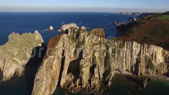 带着巨大的岩石柱子在海岸上飞行空中视频西班牙阿斯图里亚斯的PlayadelSilencio视频的预览图