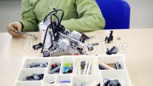 学生手在工程教室制作机器人机器人技术教育视频的预览图