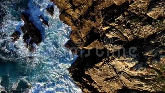 海浪撞击大石柱空中视频西班牙阿斯图里亚斯的PlayadelSilencio视频的预览图