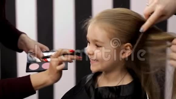 在一个小女孩的美容工作室里理发化妆视频的预览图