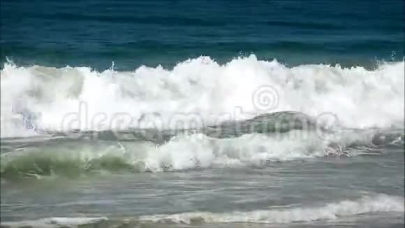 南美洲巴西里约热内卢科帕卡巴纳海滩的大西洋巨浪视频的预览图