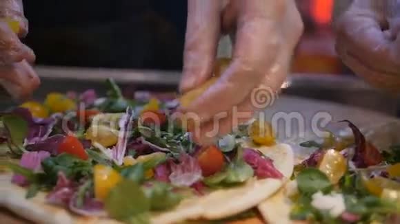面团披萨或Focaccia混合配料专业披萨面包师在面团上添加西红柿视频的预览图