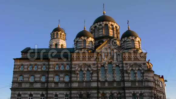 圣彼得堡卡尔波夫卡河堤上阳光明媚的东正教教堂日出视频的预览图