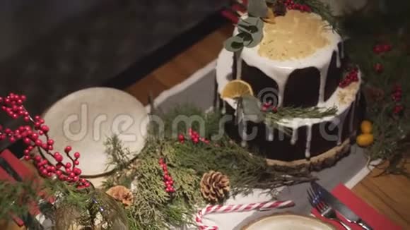 圣诞餐桌上装饰着美味的姜饼充满浪漫的家庭气氛温馨的新年气息视频的预览图