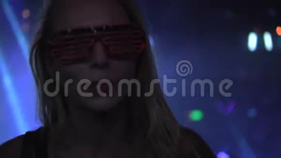 穿着霓虹灯眼镜在俱乐部跳舞的女人视频的预览图