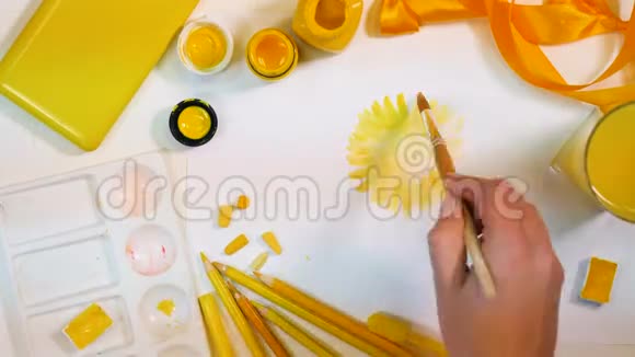开出黄色的花艺术家书桌黄色调色板上景视频的预览图
