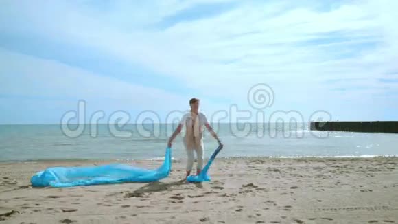 跳海滩的人在海滩上玩得开心快乐的人在沙滩上闲逛视频的预览图