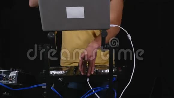 DJ在调音台播放音乐和舞蹈近似效果视频的预览图