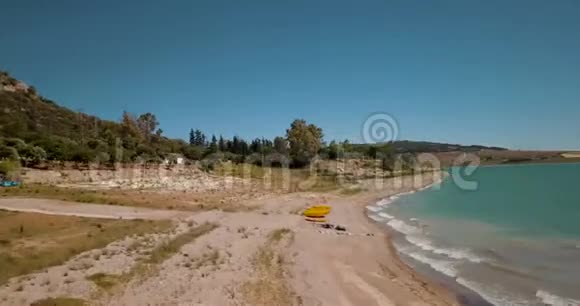 湖岸露营地上方的无人机鸟瞰图视频的预览图