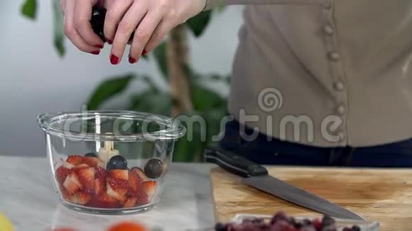 把葡萄扔进玻璃碗里视频的预览图