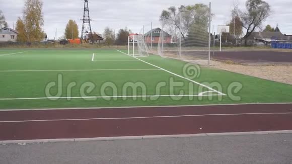 足球场的白线特写水平滑块镜头视频的预览图