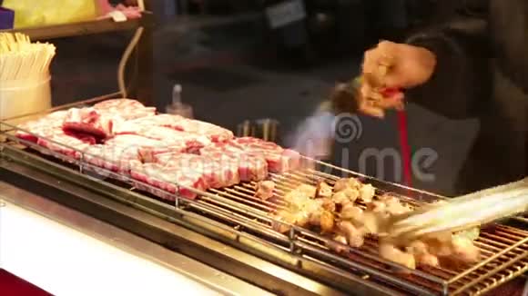 永和区乐华夜市供应商煮牛肉视频的预览图