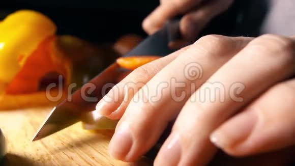 女厨师切铃椒视频的预览图