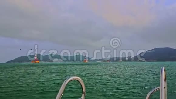 沿绳道穿越蔚蓝海的航速摄影机视频的预览图