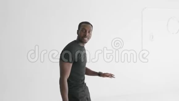 年轻的嬉皮士英俊的美国黑人男子跳舞嘻哈风格视频的预览图