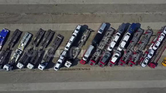 停着的汽车运输卡车和拖车的空中镜头俯视4K视频视频的预览图