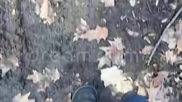 穿着牛仔裤和登山靴的人脚在地上行走视频的预览图