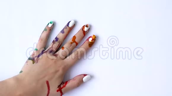 创意概念男人和女人在白色背景上制作他们画的手的指纹视频的预览图