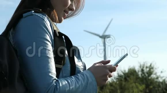 在windmills农场特写镜头里用电话的女孩视频的预览图