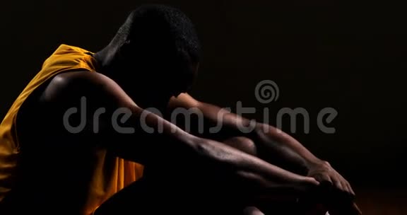 运动员坐着打篮球视频的预览图