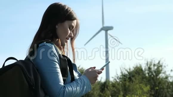 在windmills农场特写镜头里用电话的女孩视频的预览图