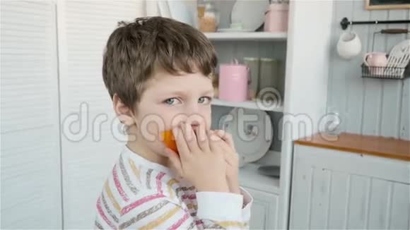快乐男孩拿着带有橙色的玻璃视频的预览图