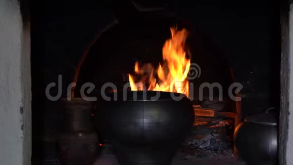 在烤箱里着火俄罗斯传统用铸铁做饭视频的预览图