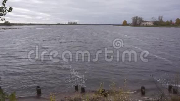 强风吹过河水视频的预览图