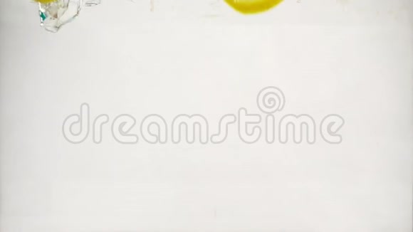 柑橘青柠柠檬橙子葡萄柚片随着飞溅和气泡落入水中慢动作特写镜头视频的预览图