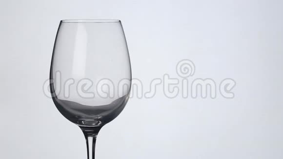 葡萄酒正从瓶子里倒入玻璃杯中慢动作视频的预览图