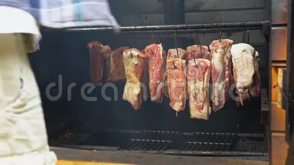 各种熏肉制品香肠火腿培根排骨在烟屋里特写视频的预览图