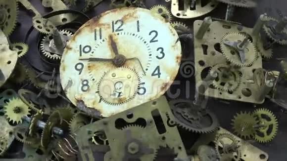 老式模拟时钟黄铜齿轮和齿轮与生锈的表盘面旋转视频的预览图