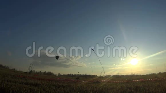 晴朗的强盗日气球飞过田野视频的预览图