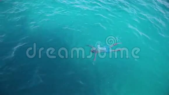 一个人漂浮在地中海的水下视频的预览图