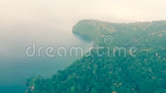 从空中俯瞰科科瓦多森林的复古景色视频的预览图