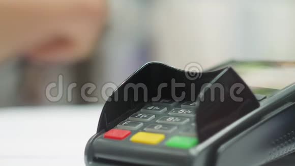 用NFC芯片模块非接触式银行卡支付NFC技术慢动作慢动作视频的预览图