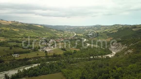 意大利村庄的绿色鸟瞰图视频的预览图