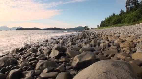太平洋海岸的石头背景是阿拉斯加惊人的风景视频的预览图