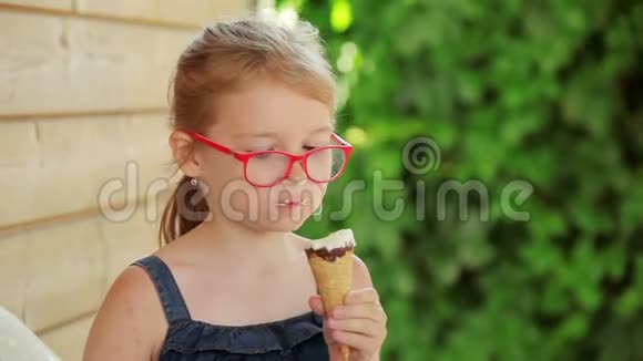 吃冰淇淋的小女孩视频的预览图