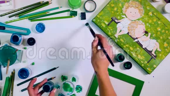 时光流逝绿色调色板的颜色艺术家绘画用画笔绿色空白背景视频的预览图