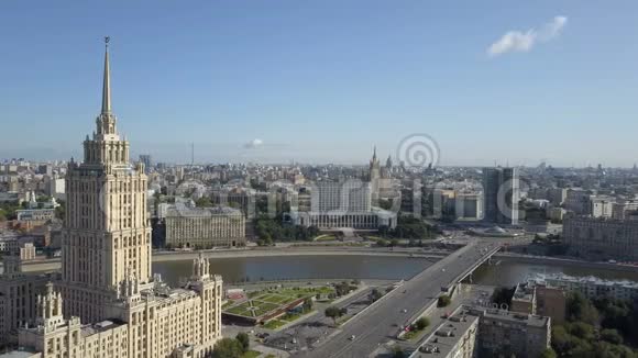 莫斯科乌克兰酒店的鸟瞰图老苏俄斯大林高楼大厦位于现代莫斯科市中心视频的预览图