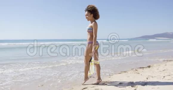 有脚蹼的女人站在海滩上视频的预览图