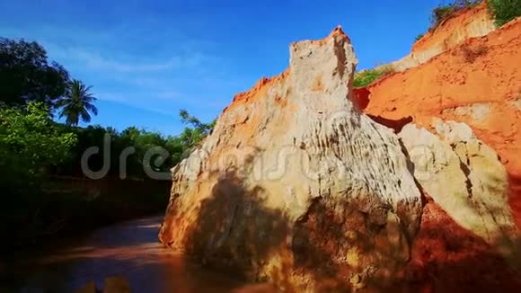 近景黄橙色山崖仙溪畔视频的预览图