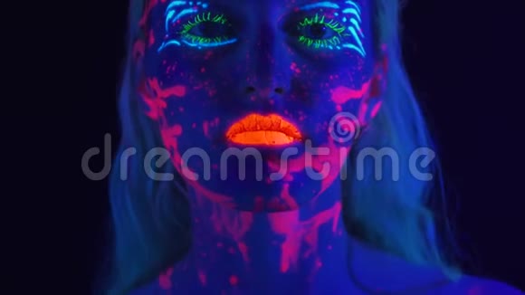 年轻女子在紫外线下有闪亮的妆容视频的预览图