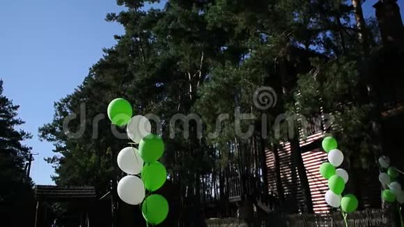 假日的白色和绿色气球视频的预览图
