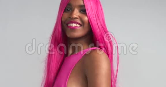 穿着粉色假发跳舞的黑人女人视频的预览图