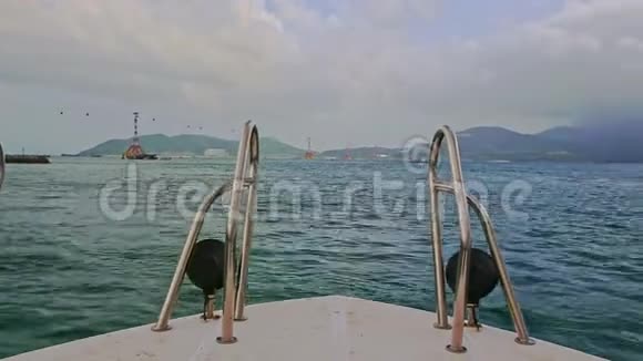 近距离用船头围击远处的蔚蓝海舰视频的预览图
