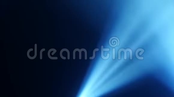 黑色烟雾背景上的探照灯射出的蓝光视频的预览图