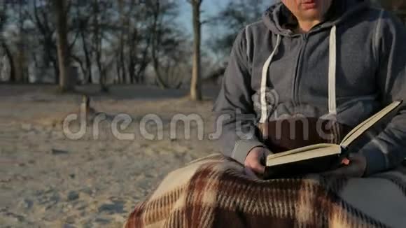 残疾人读圣典坐轮椅的残疾人用圣书祈祷残疾人病人视频的预览图